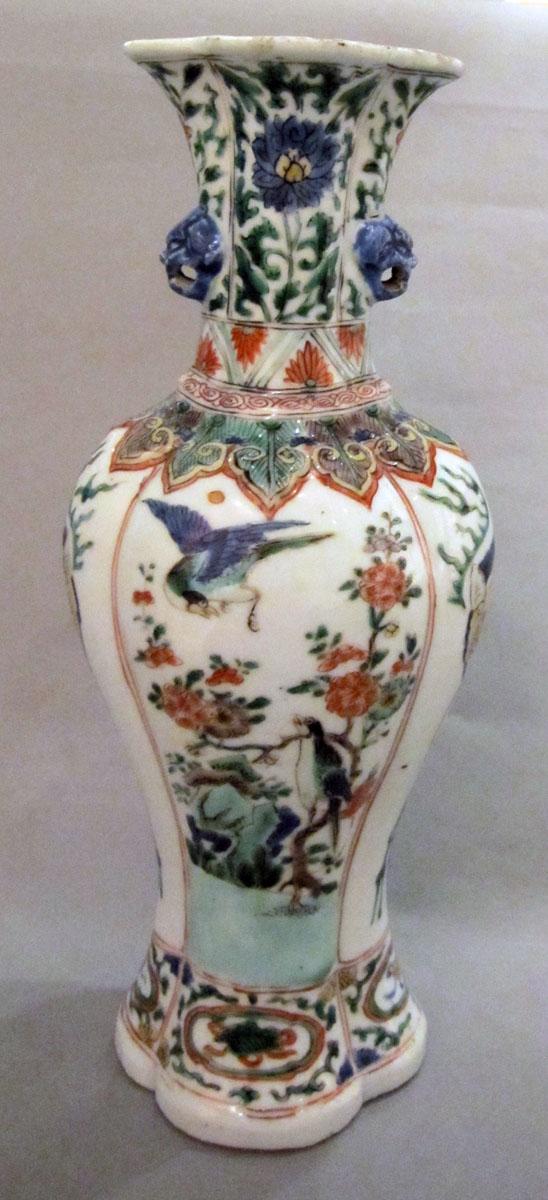 2000.0061.084.004 Porcelain flower container face 3