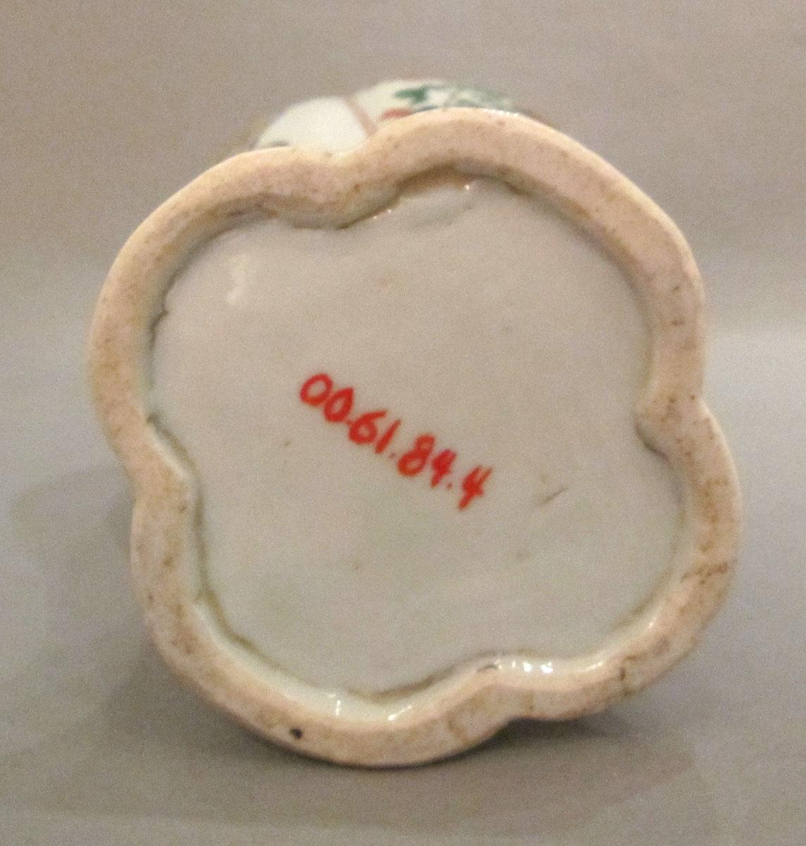 2000.0061.084.004 Porcelain flower container underside
