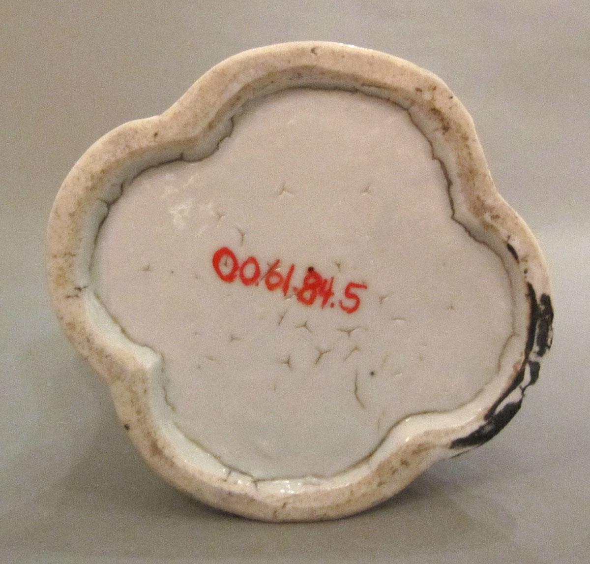 2000.0061.084.005 Porcelain flower container underside