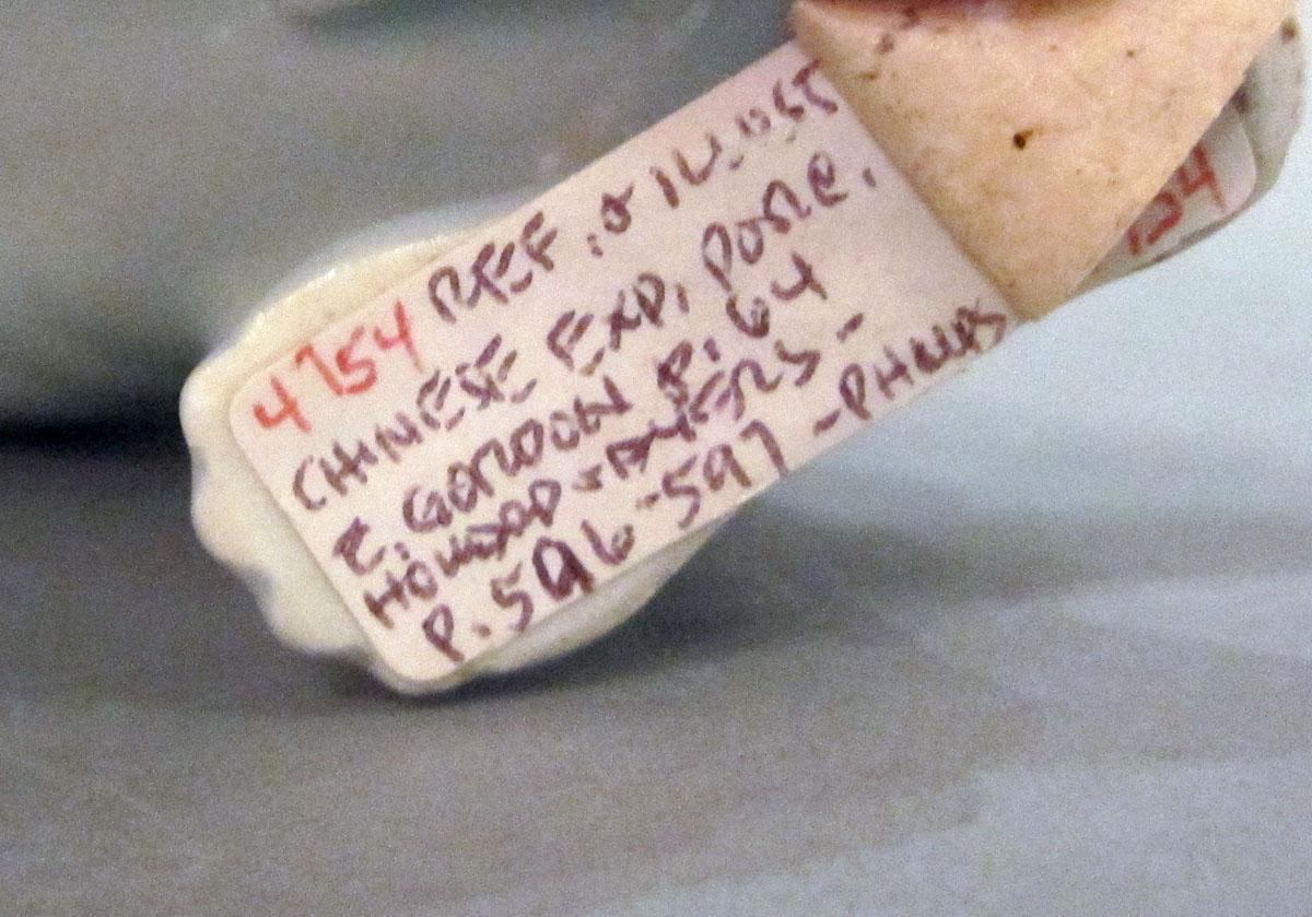 2000.0061.101.001 Porcelain figure label 2