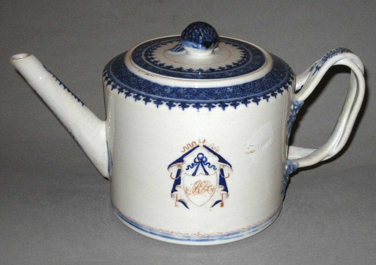 2000.0061.107.001 A,B Porcelain teapot