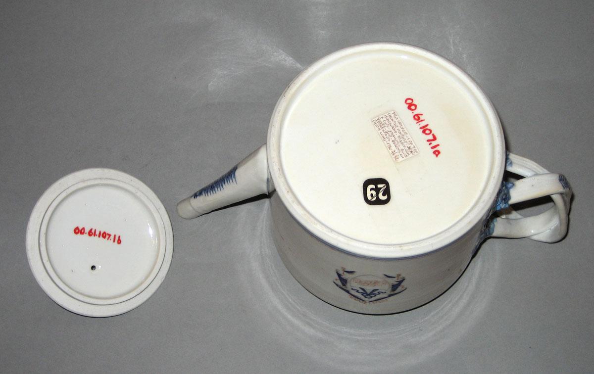 2000.0061.107.001 A,B Porcelain teapot underside