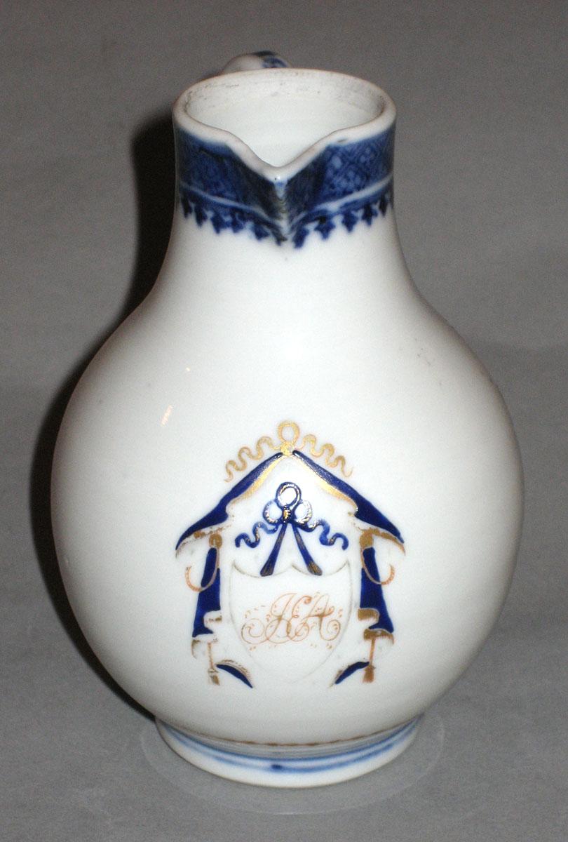 2000.0061.107.002 Porcelain creamer front