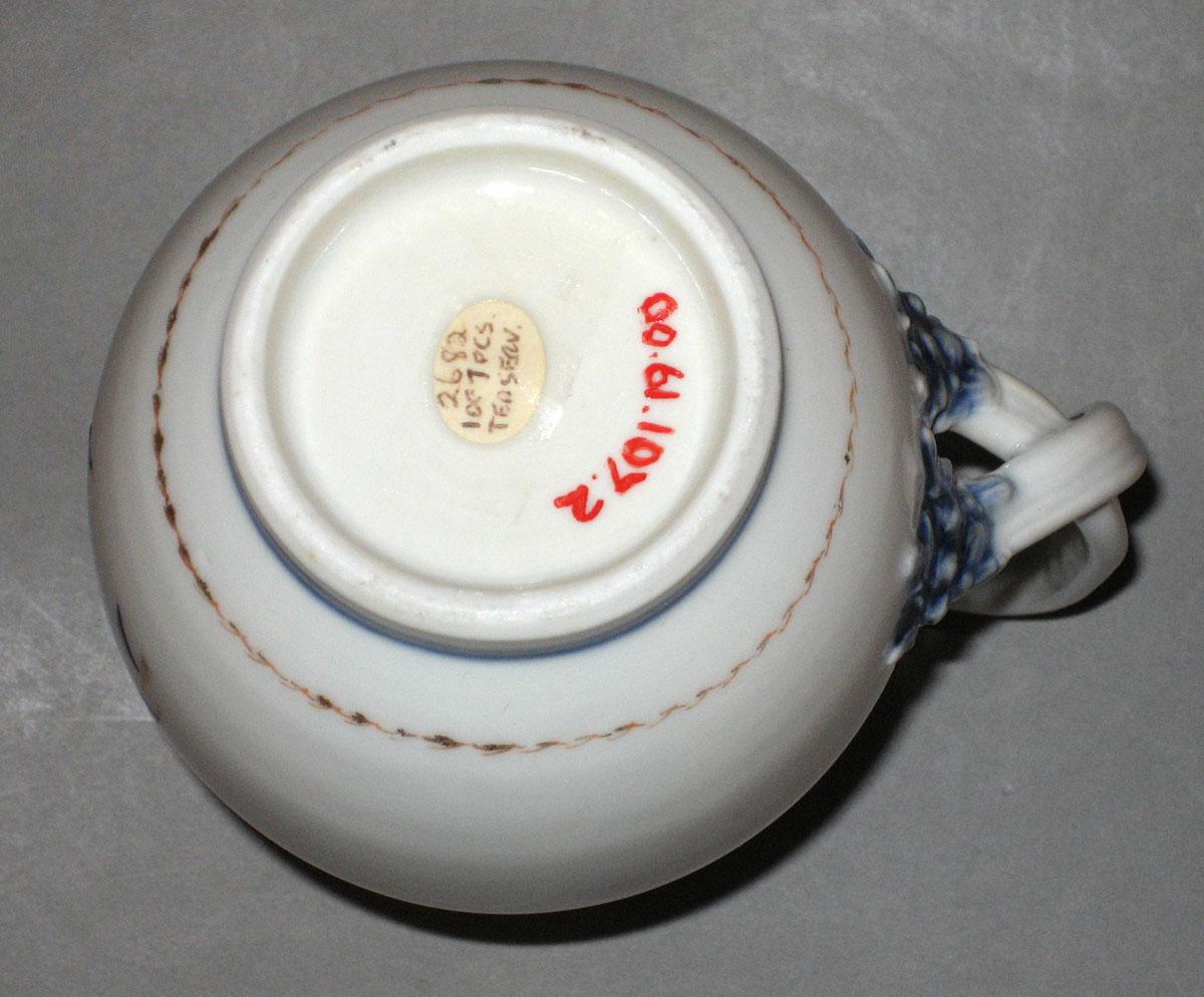 2000.0061.107.002 Porcelain creamer underside
