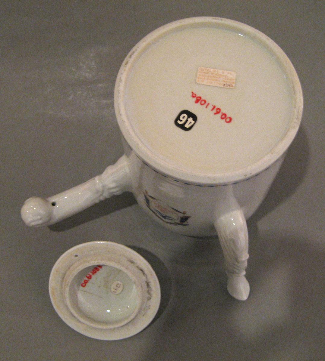 2000.0061.108 A,B Porcelain coffee pot underside