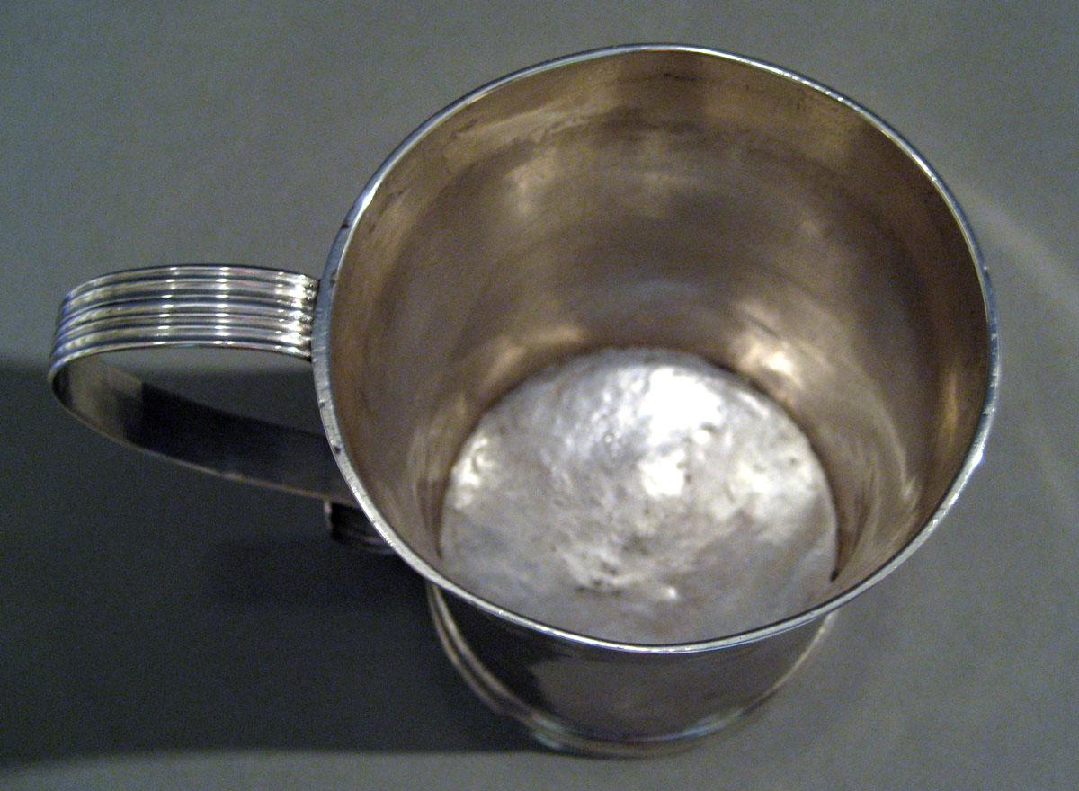 2001.0002.007 Silver Cann interior