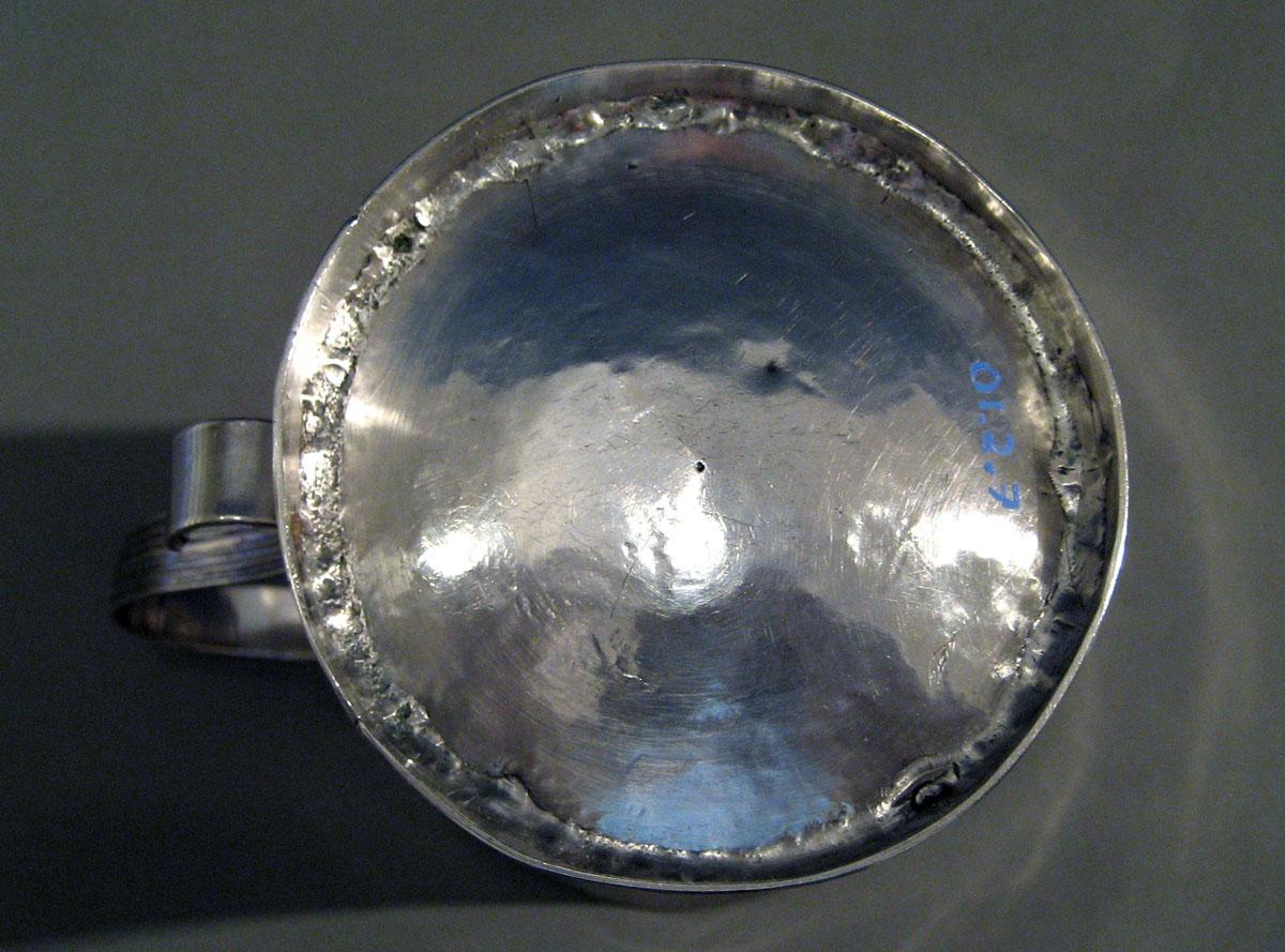 2001.0002.007 Silver Cann underside