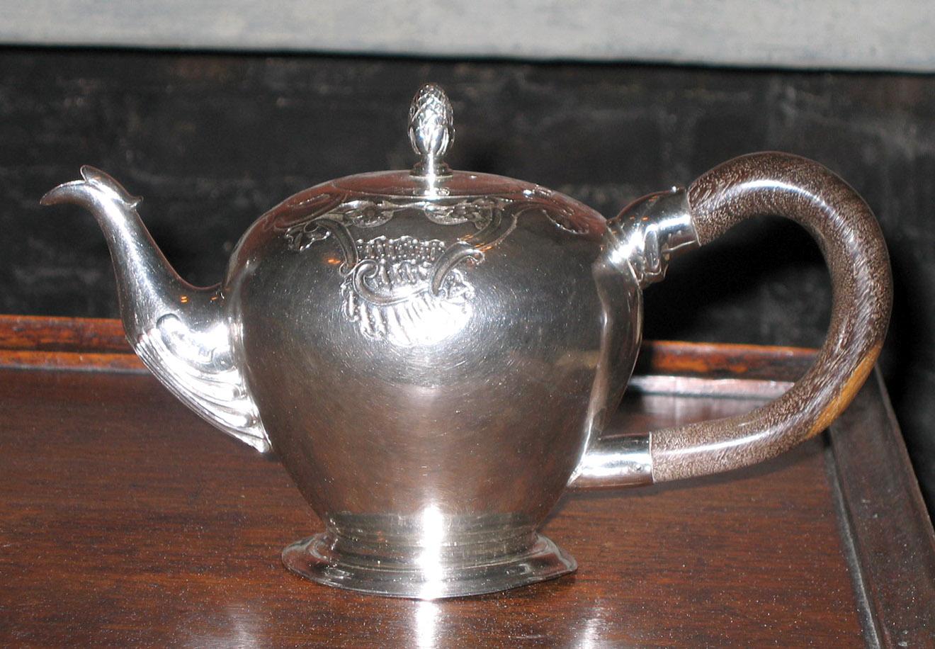 2001.0002.015 Silver teapot