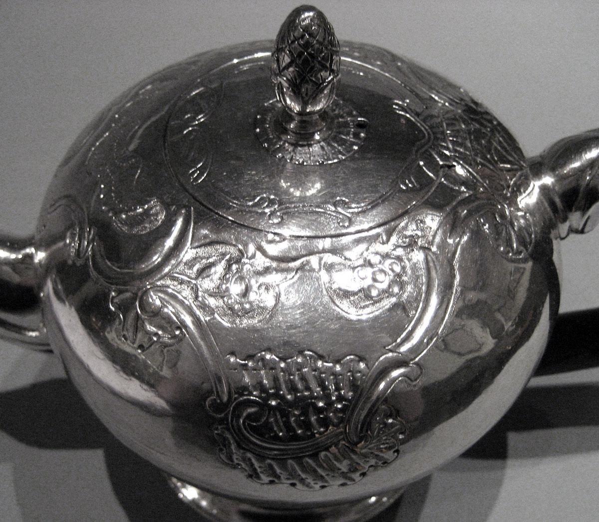 2001.0002.015 Silver Teapot decoration side 1