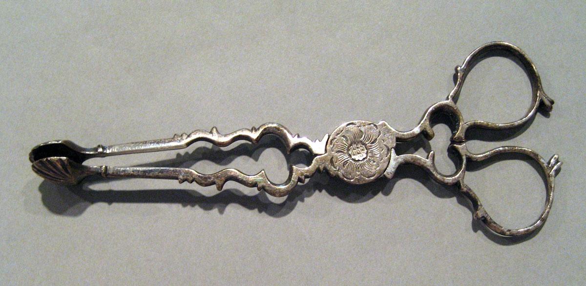 2001.0002.026 Silver Tongs underside