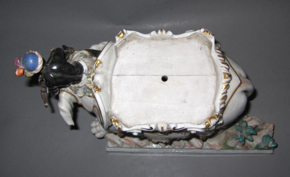 2001.0003.004.001 A Porcelain figure top