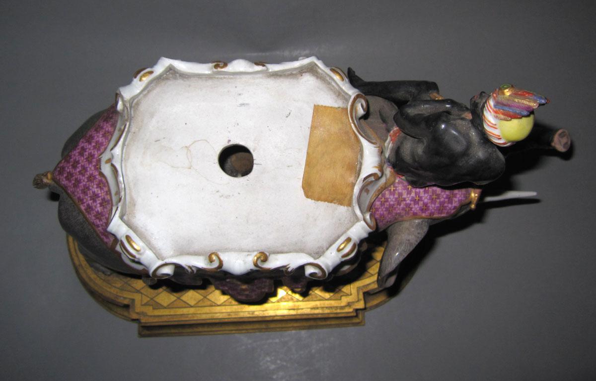 2001.0003.004.002 A Porcelain figure top