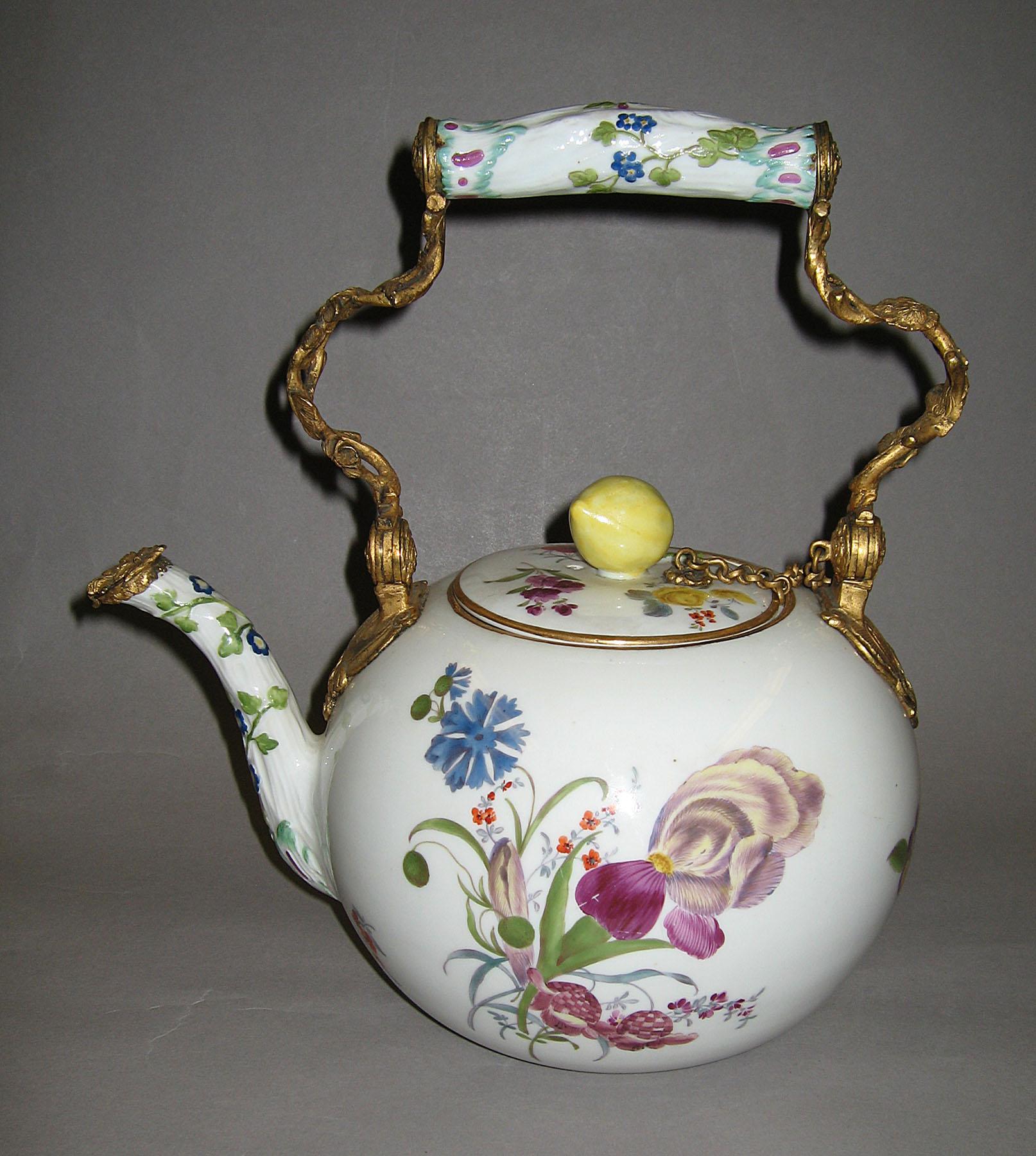 2001.0003.006.001 A Kettle