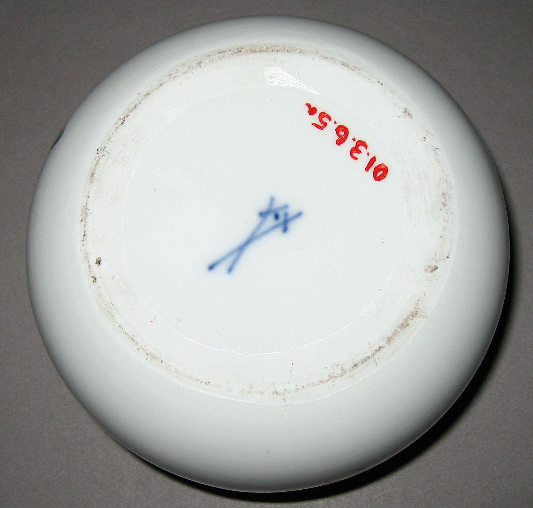2001.0003.006.005  A, B Sugar bowl (mark)