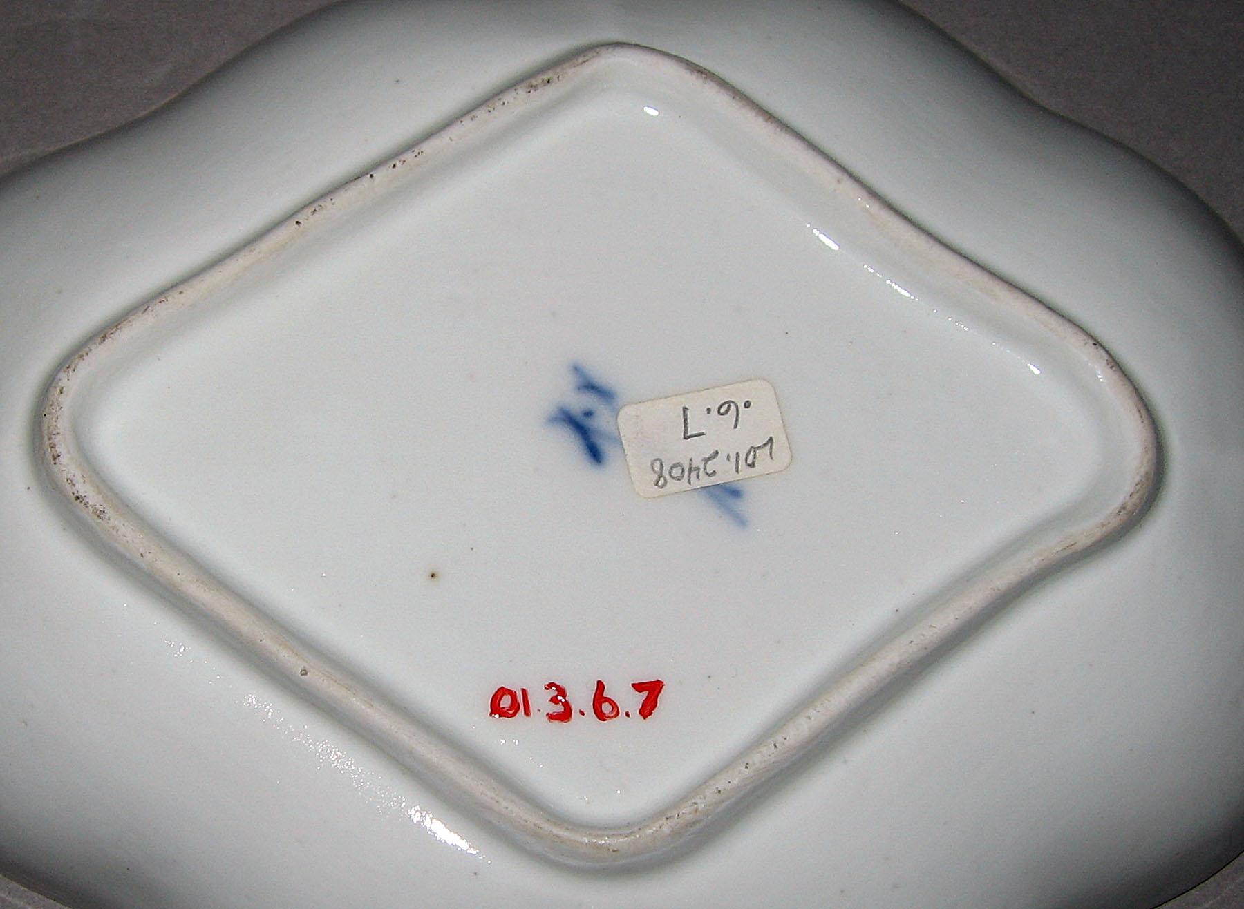 2001.0003.006.007 Tray (mark)