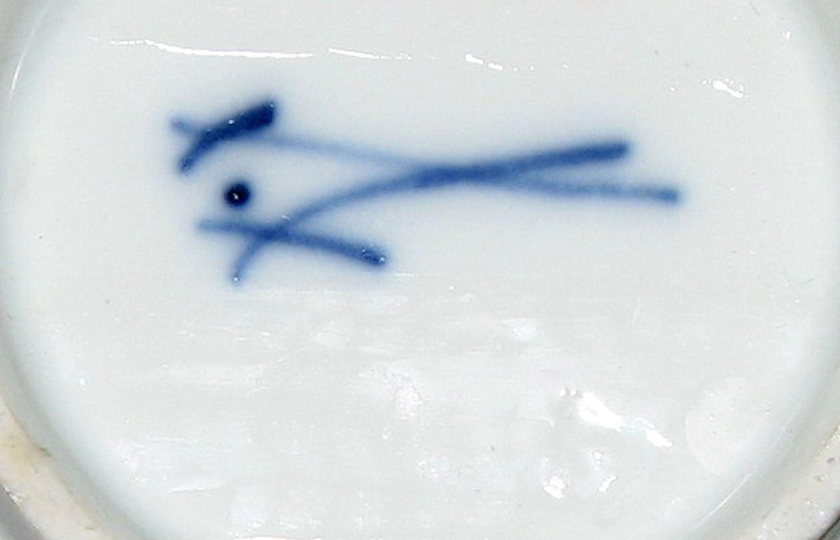 2001.0003.006.019 Teacup (mark)