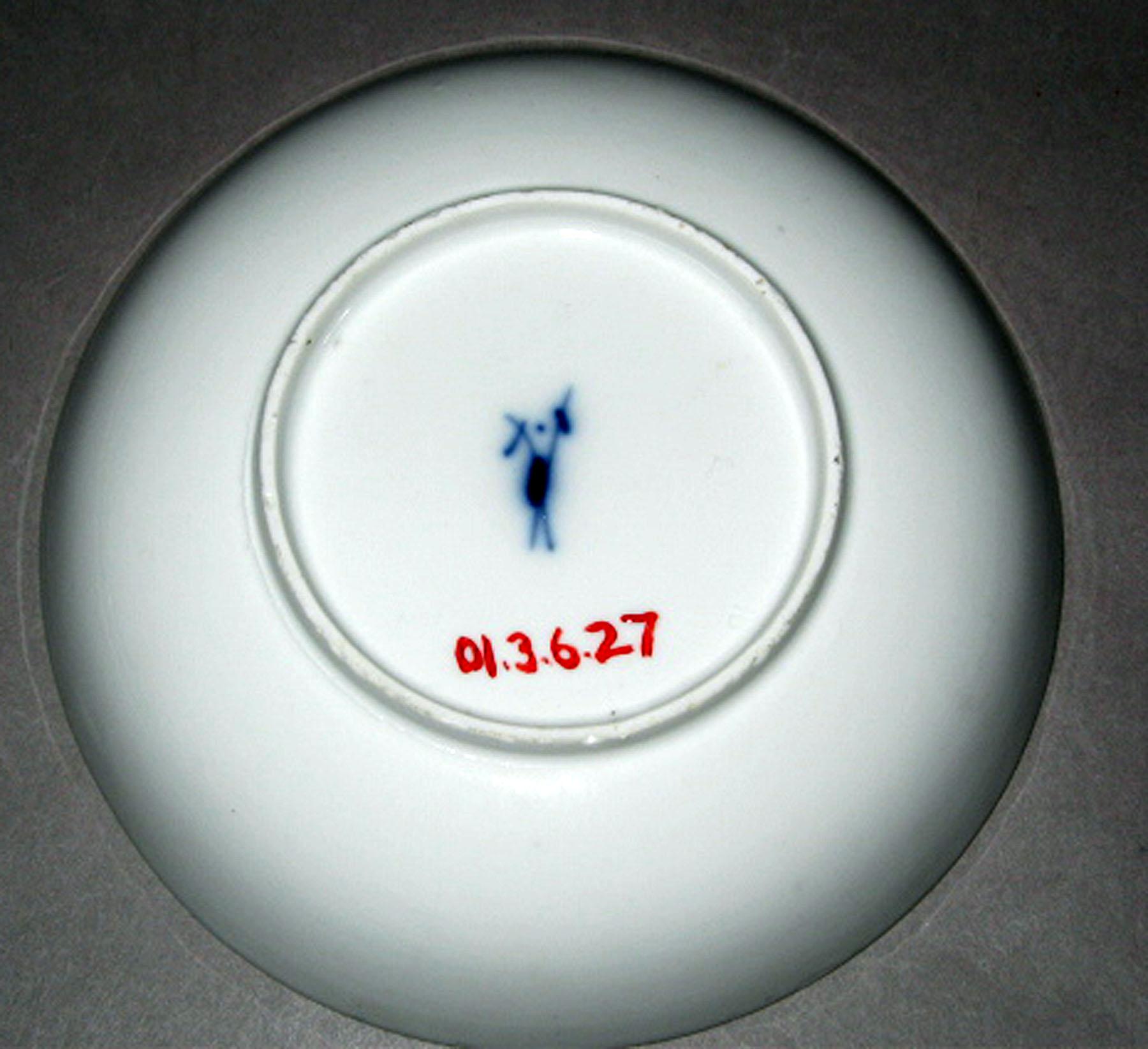 2001.0003.006.027 Meissen saucer (underside)