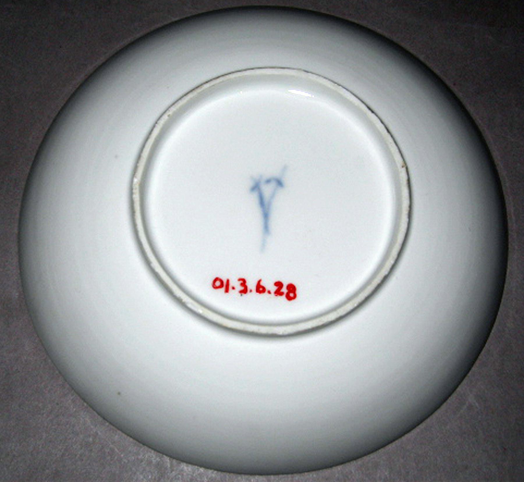 2001.0003.006.028 Meissen saucer (underside)