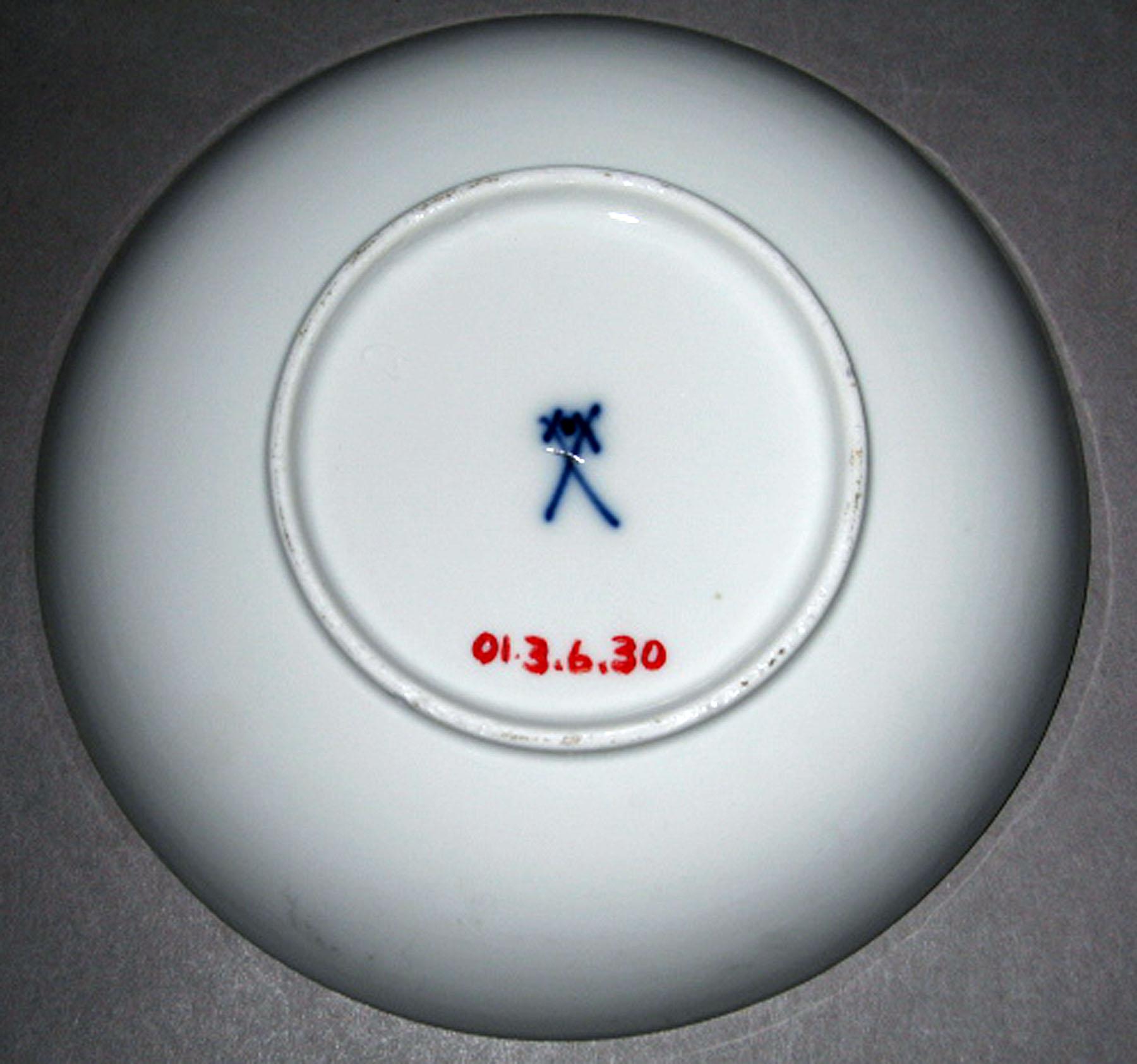 2001.0003.006.030 Meissen saucer (underside)