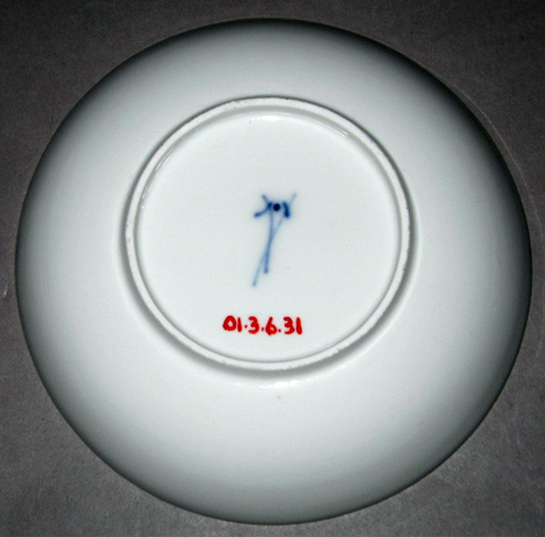 2001.0003.006.031 Meissen saucer (underside)