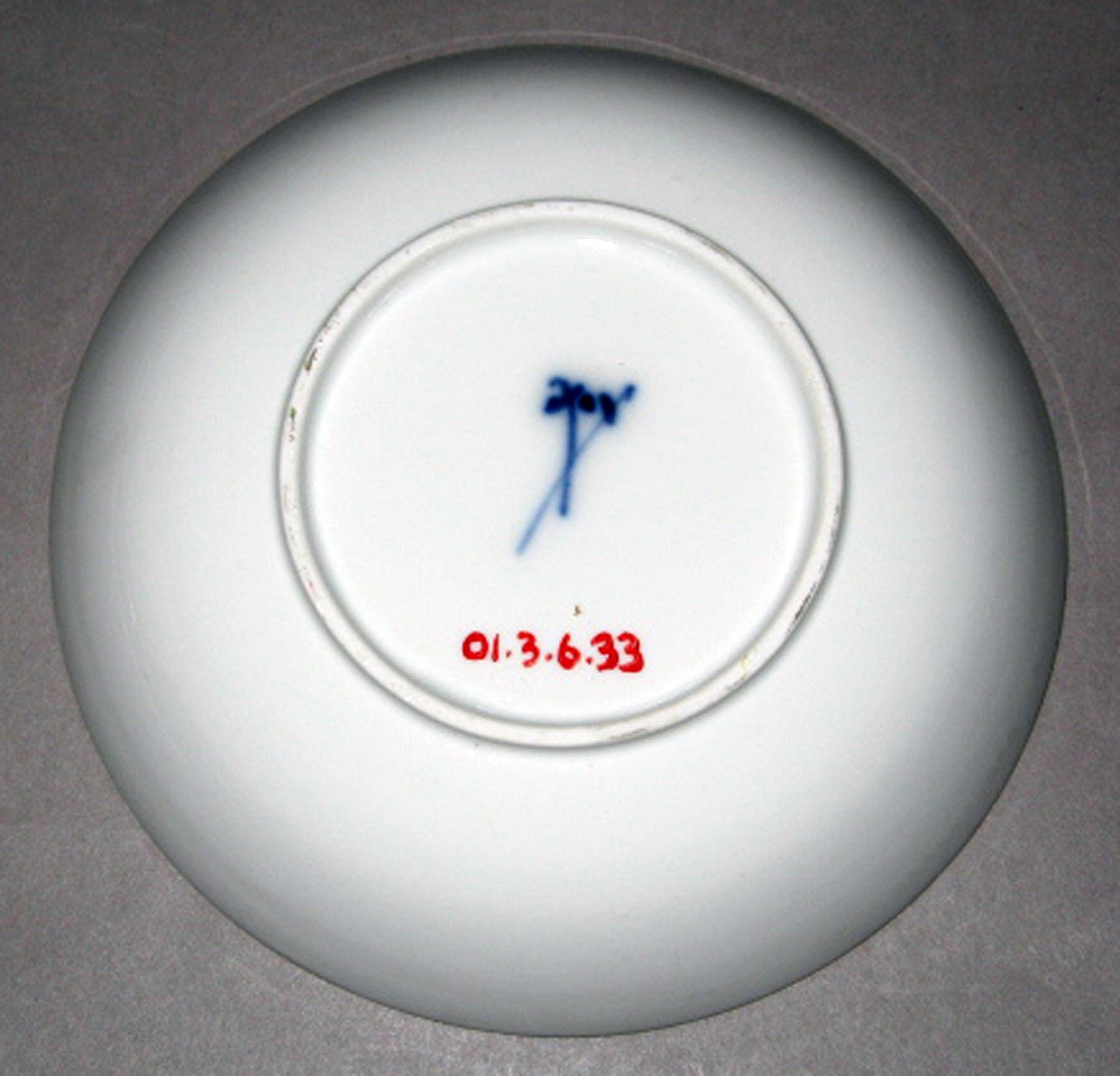 2001.0003.006.033 Meissen saucer (mark)