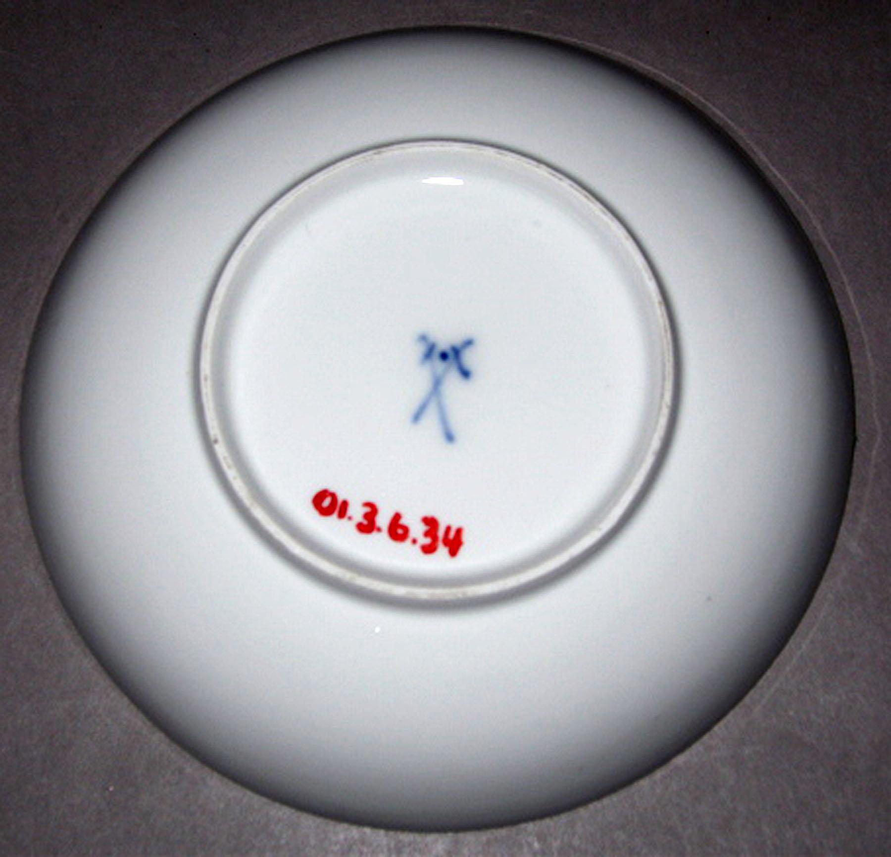 2001.0003.006.034 Meissen saucer (mark)