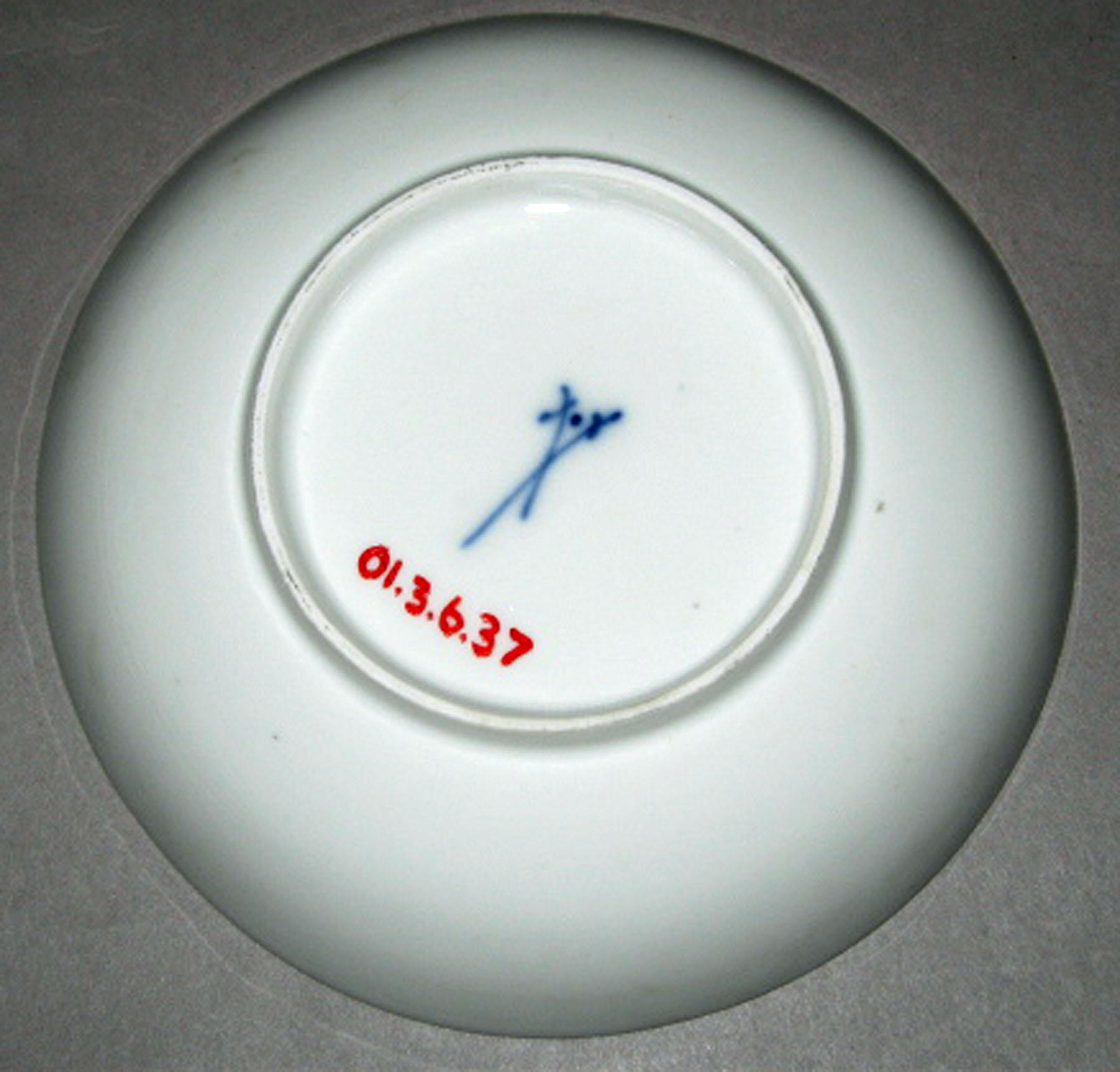 2001.0003.006.037 Meissen porcelain saucer (mark)