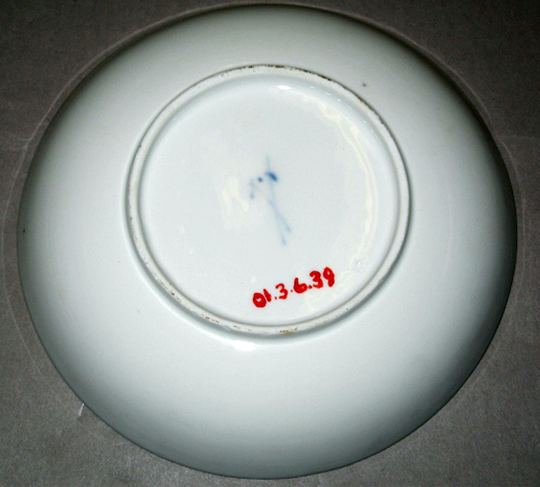 2001.0003.006.039 Porcelain saucer (mark)