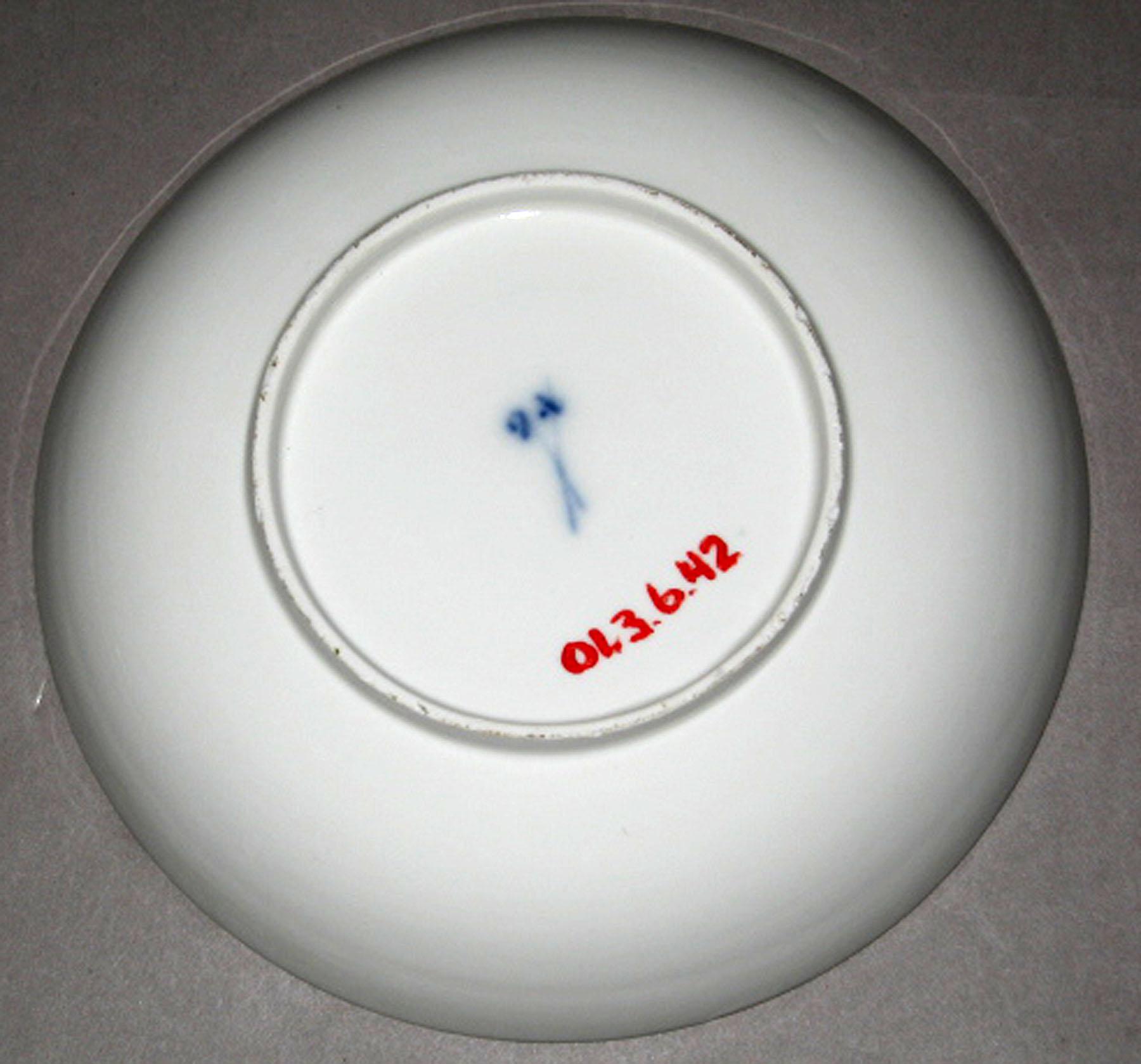 2001.0003.006.042 Meissen saucer (underside)