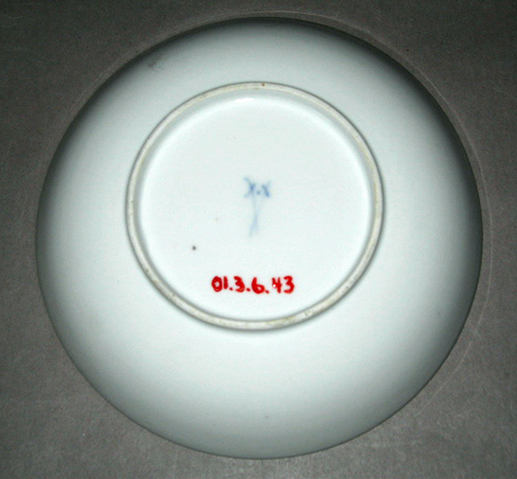 2001.0003.006.043 Meissen saucer (underside)