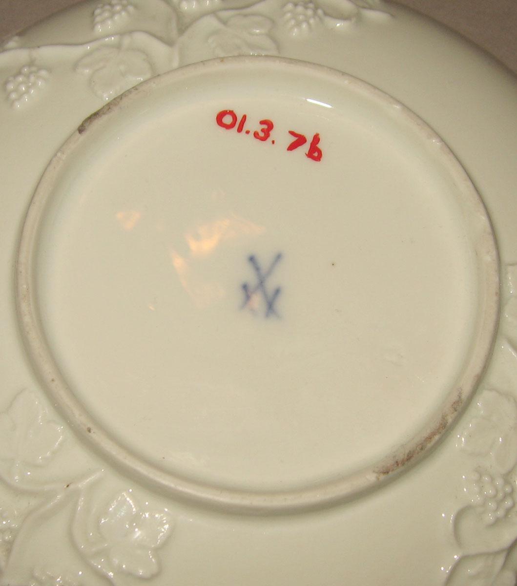2001.0003.007 B Porcelain saucer (underside)