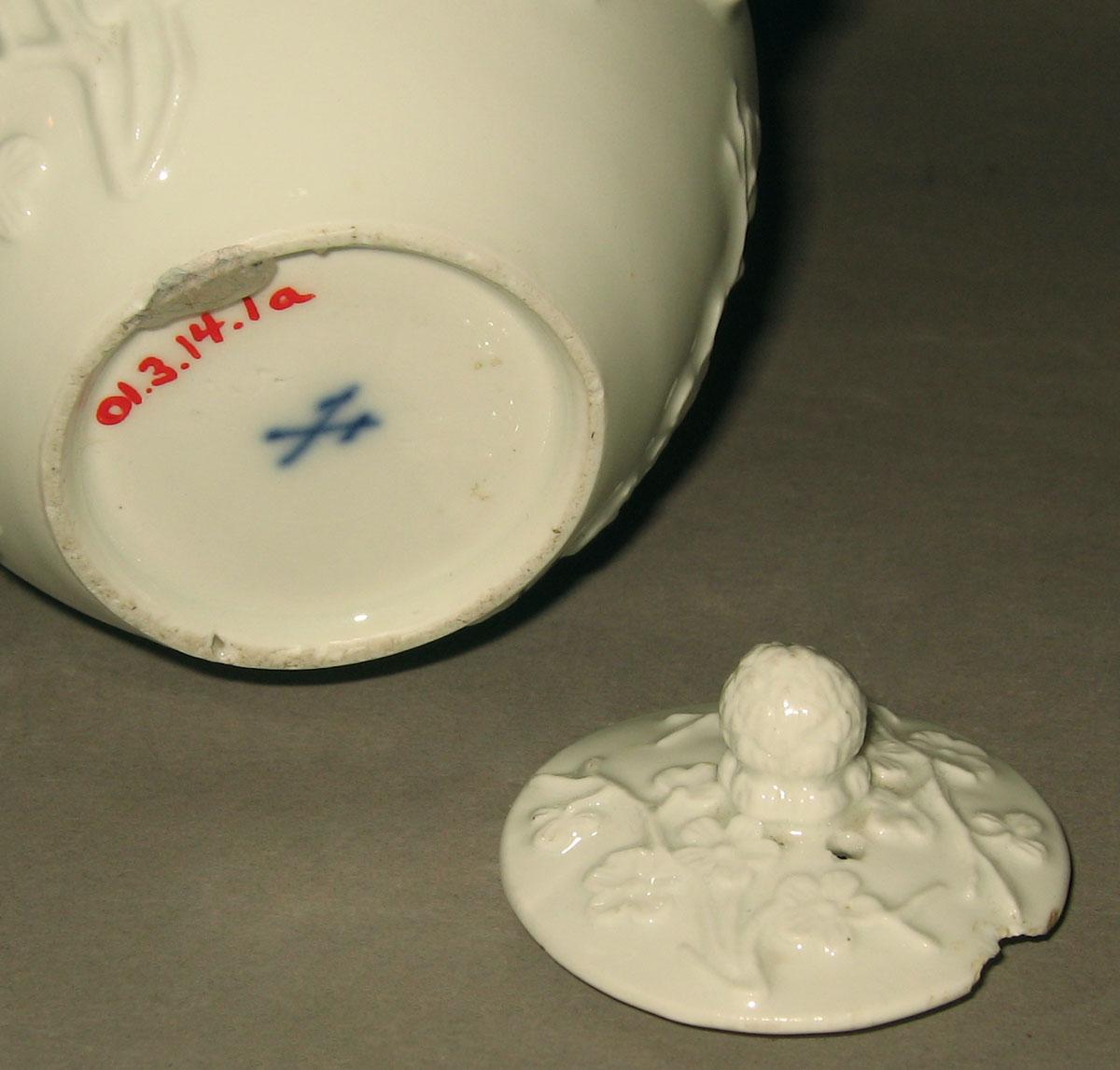 2001.0003.014.001 A, B Porcelain teapot (underside)