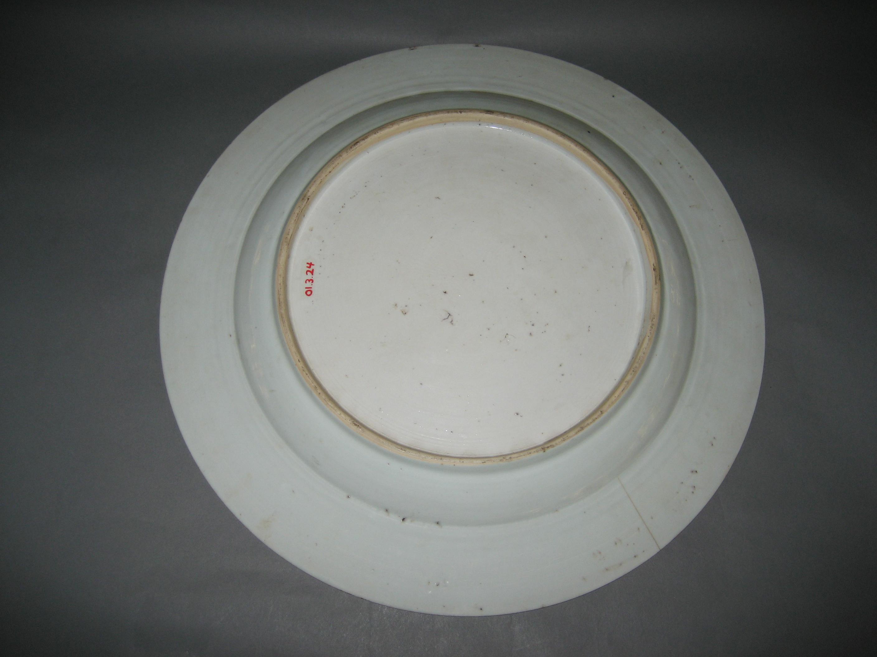 2001.0003.024 Dish underside