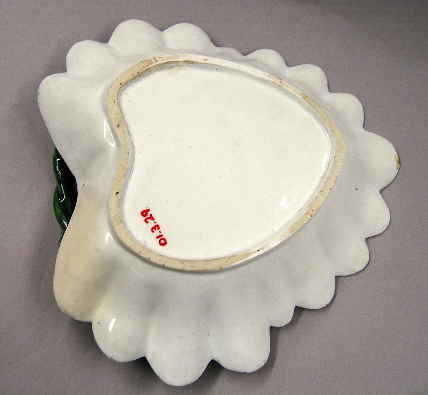 2001.0003.029 Leaf dish (underside)