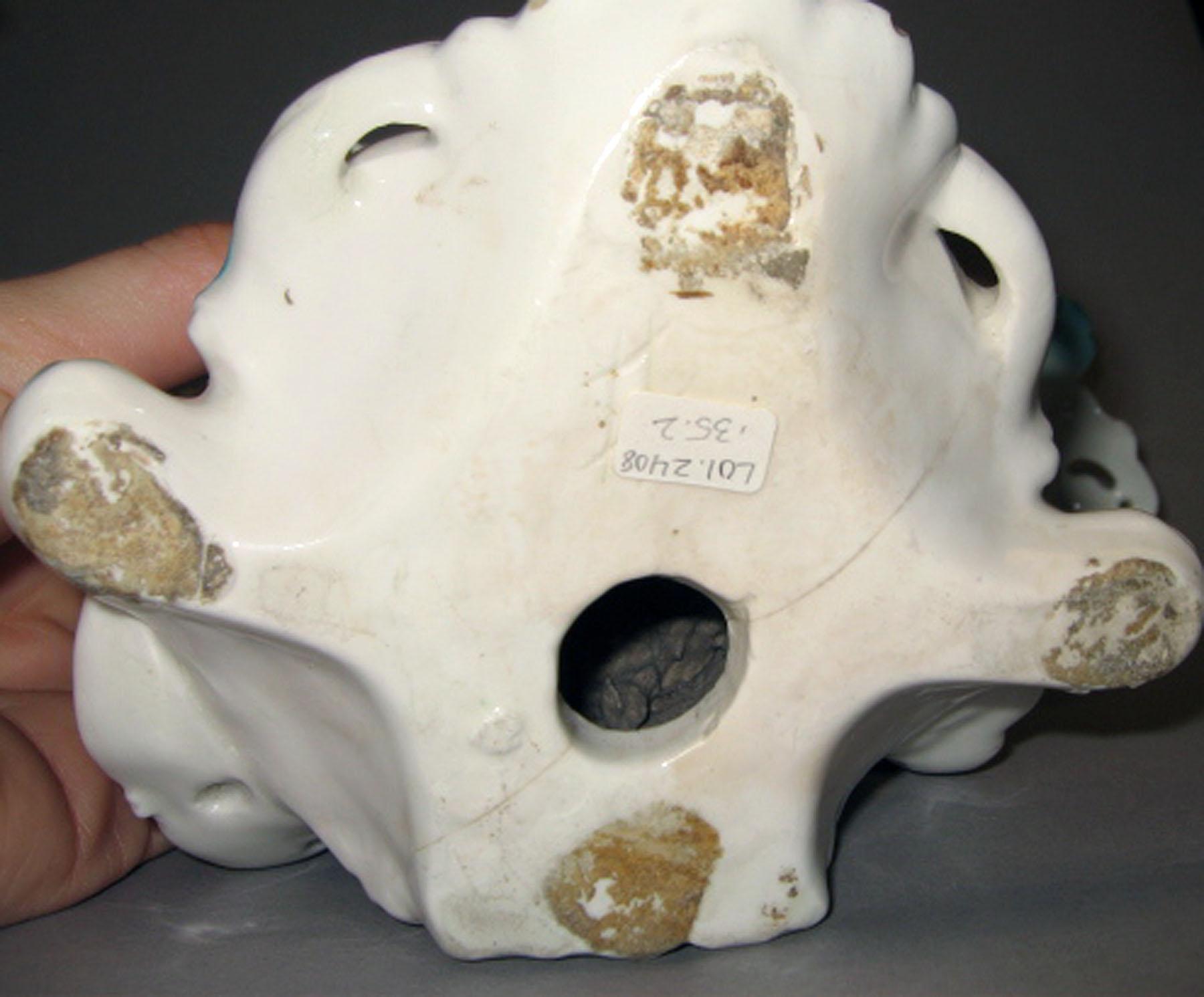 2000.0003.030.002 Porcelain candlestick figure (underside)