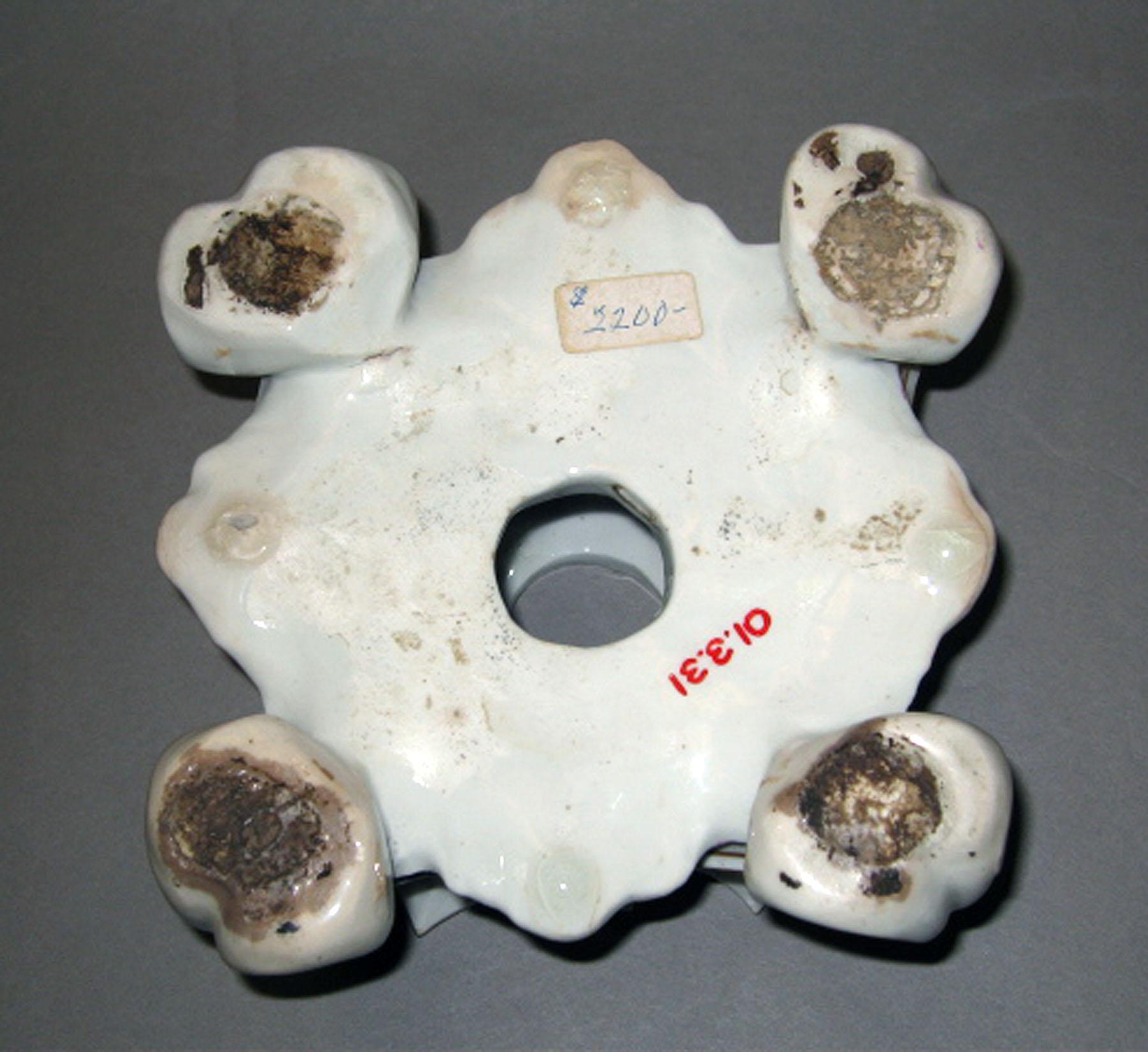 2001.0003.031 Porcelain stand (underside)