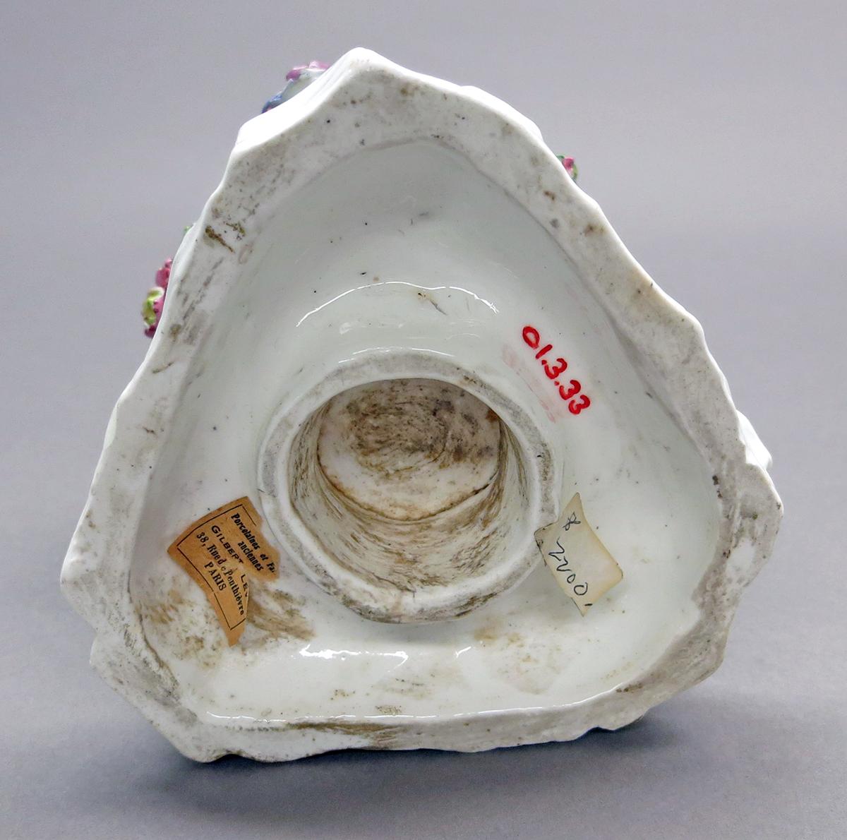 2001.0003.033 Flower container, vase underside