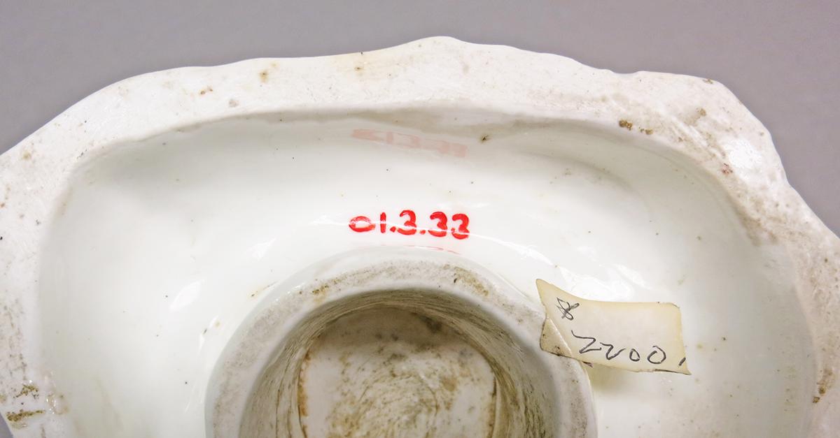 2001.0003.033 Flower container, vase underside detail