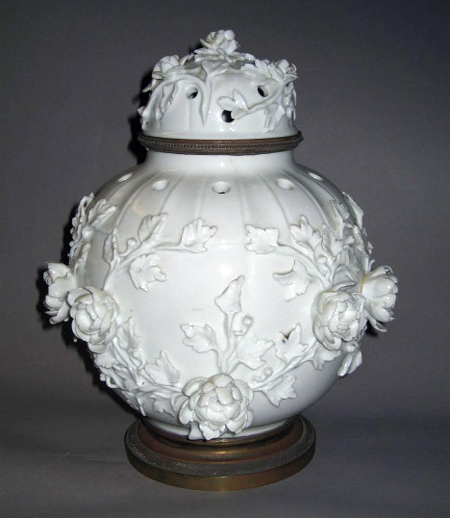 2001.0003.052 Porcelain potpourri jar