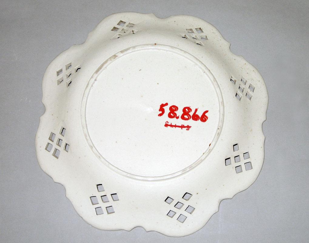 1958.0866 Dish underside