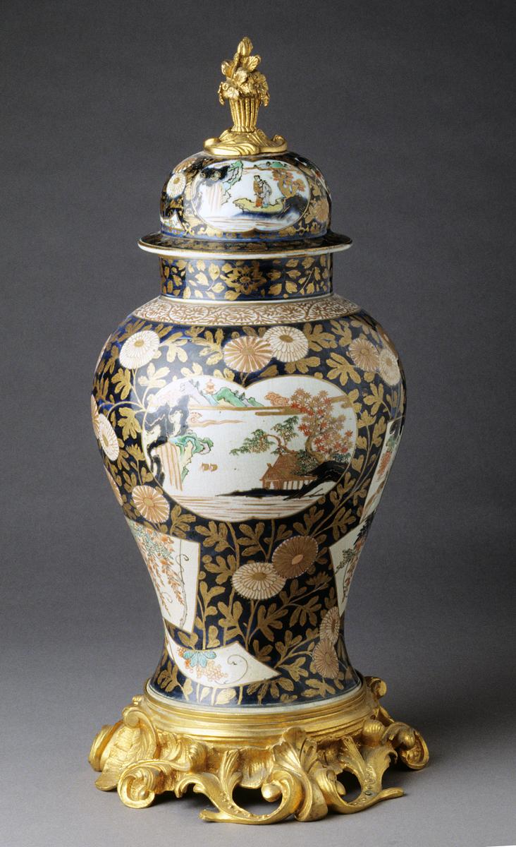 2001.0015.005 A, B Porcelain vase