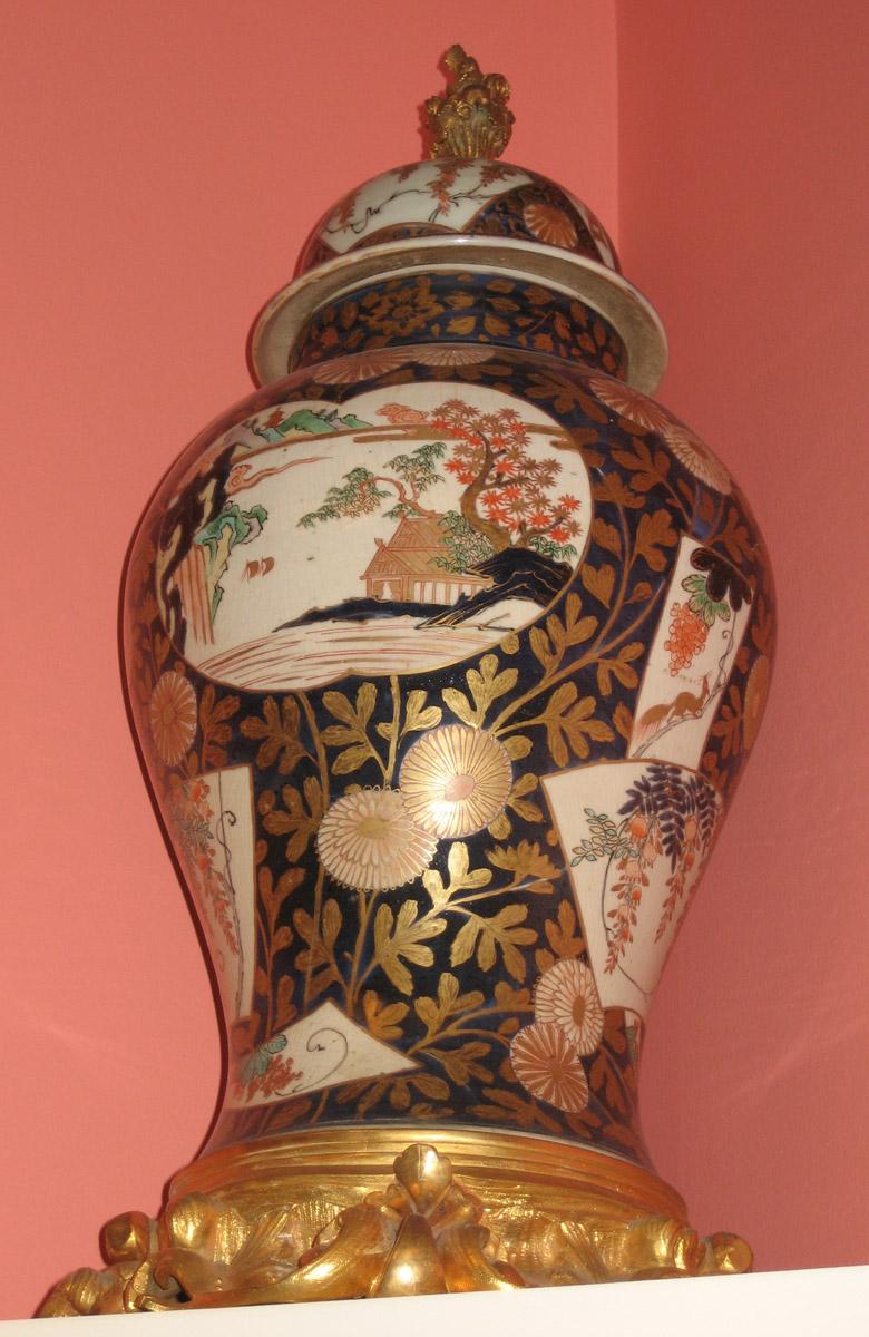 2001.0015.005 Porcelain vase view 2
