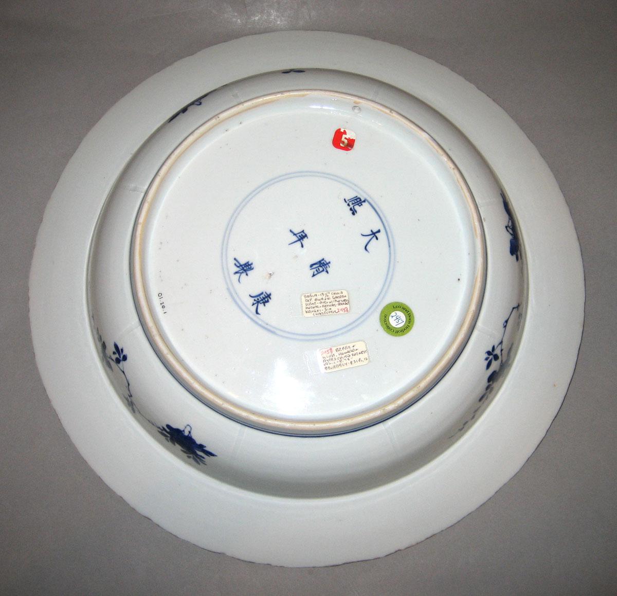 2001.0020.001 Porcelain dish underside