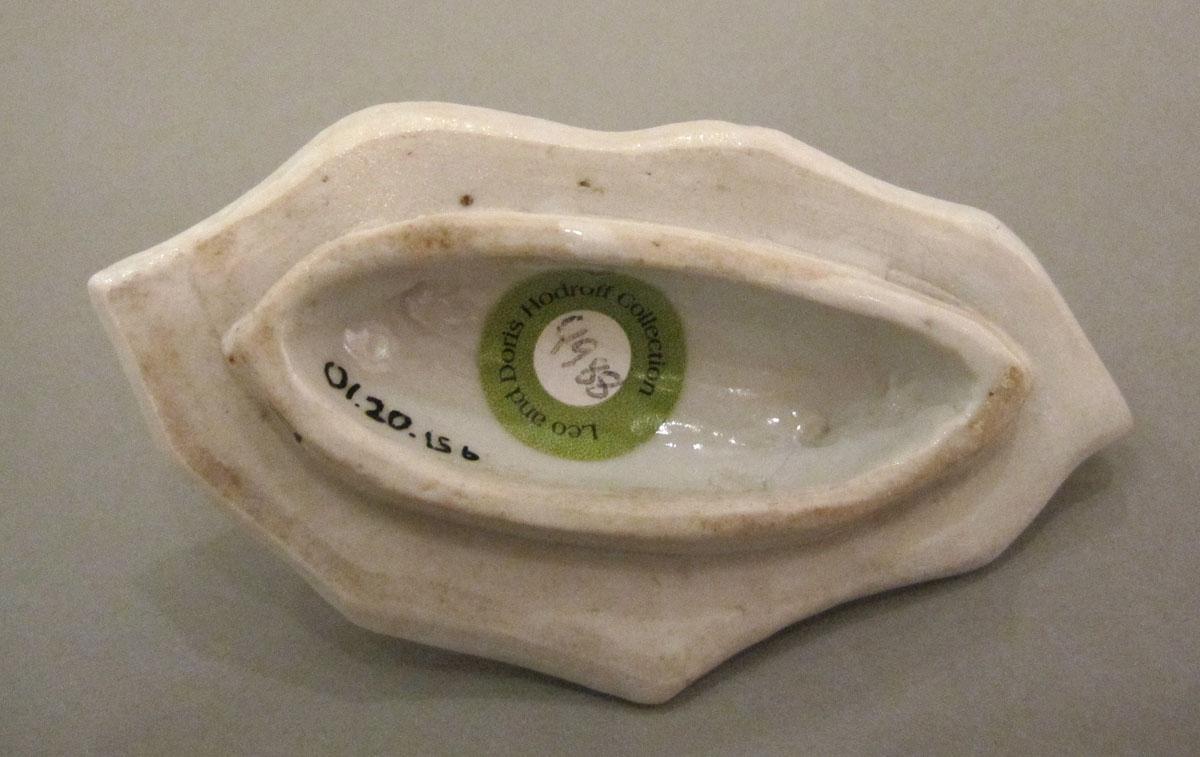 2001.0020.015 B Porcelain tureen underside