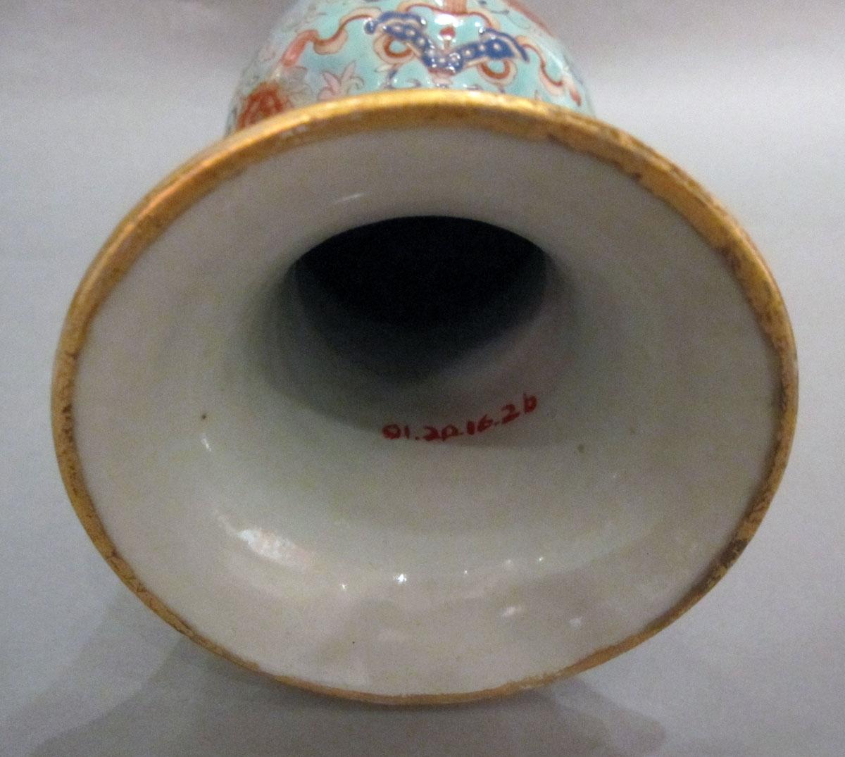 2001.0020.016.002 B Porcelain figure top
