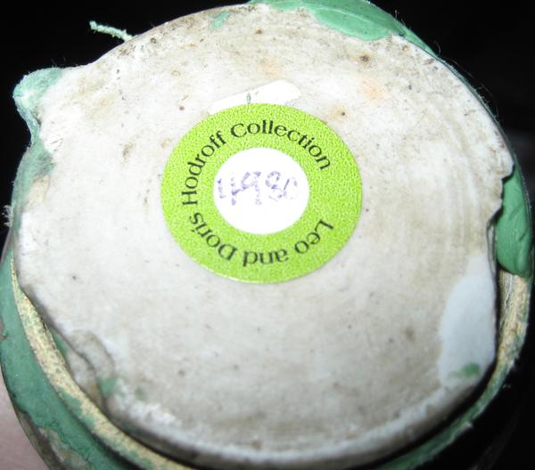 2001.0020.016.002 B Porcelain figure label underside vase