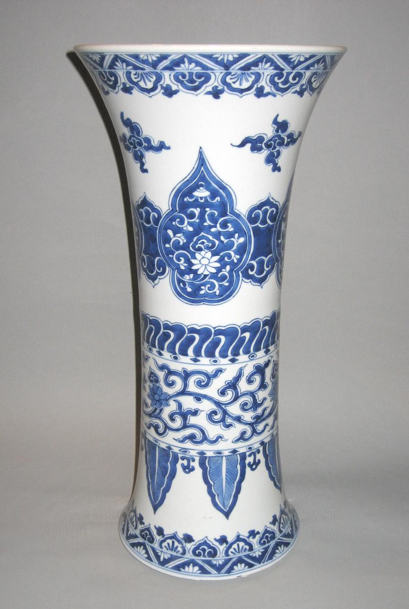 2001.0020.021 Porcelain flower container