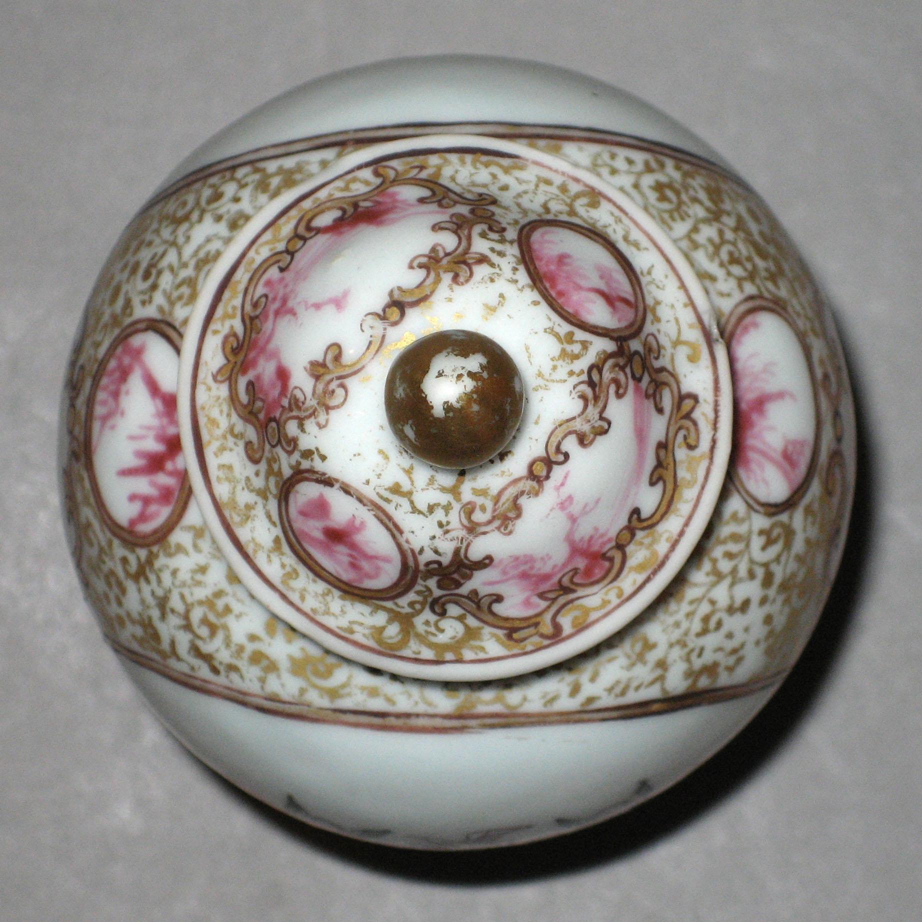 2001.0029.008 A,B Porcelain tea cannister top