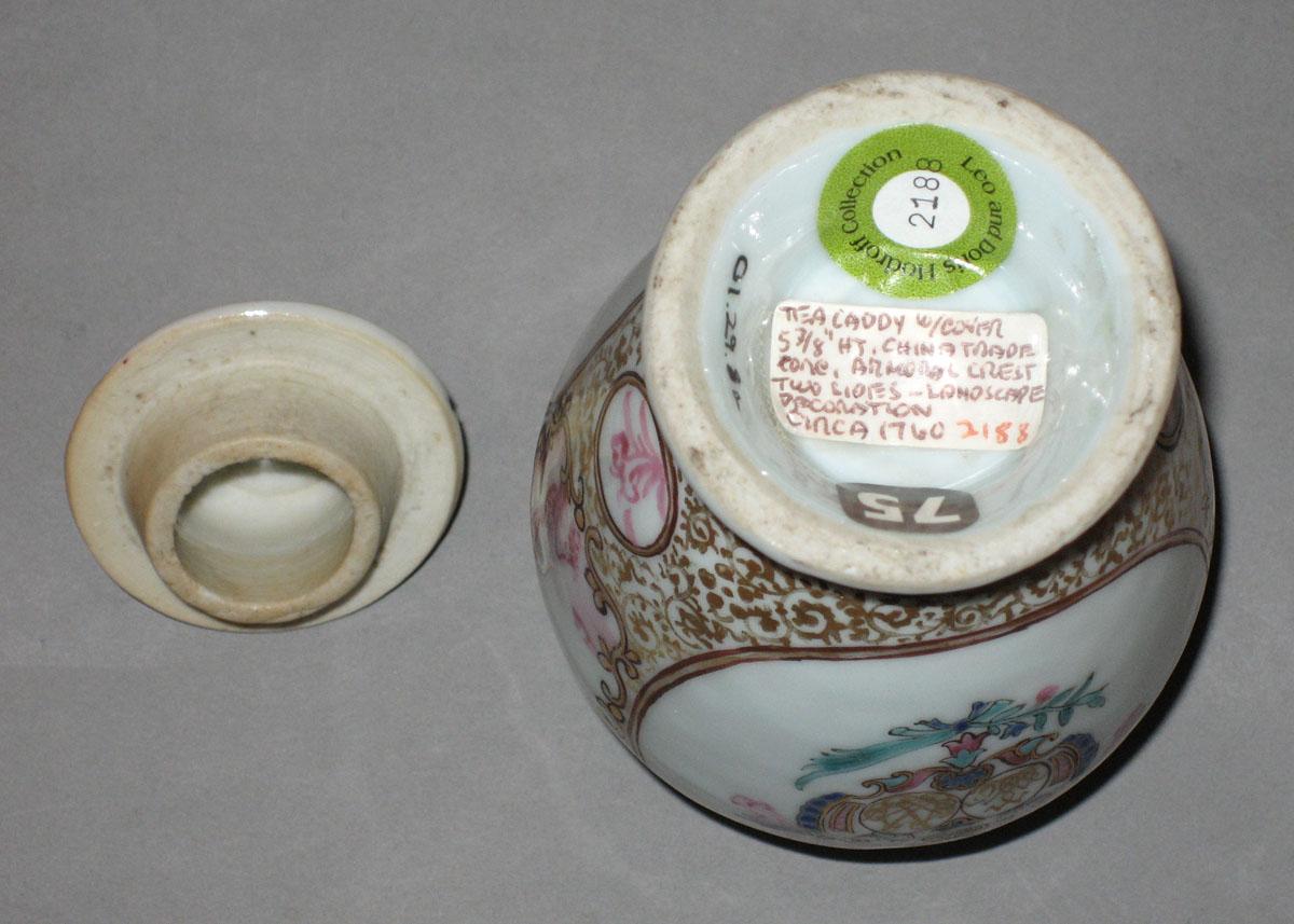 2001.0029.008 A,B Porcelain tea cannister underside