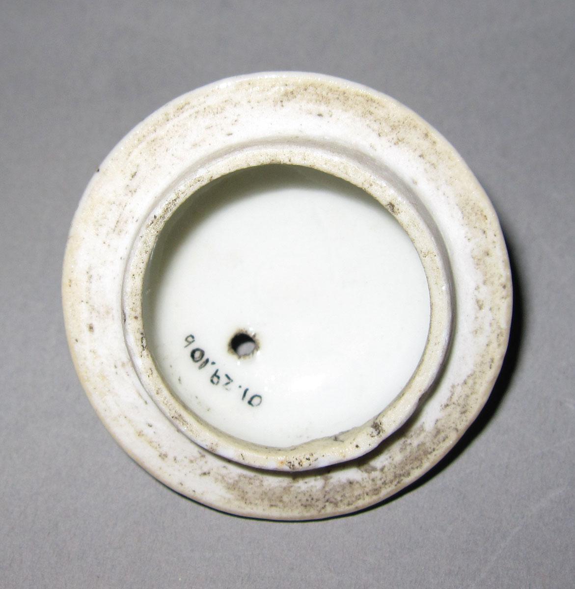 2001.0029.010 B Porcelain cream or milk jug lid underside